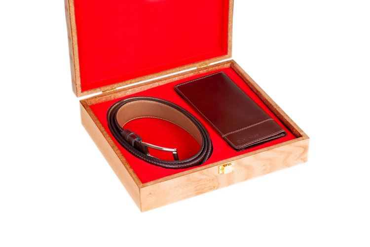 Picture of 2 piece leather set - wooden box