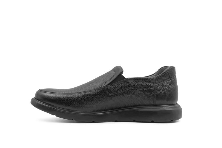 تصویر کناری کفش چنس مردانه، ظاهر کلاسیک با زیره نرم و انعطاف‌پذیر.