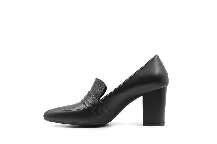 نمای نیم‌رخ کفش زنانه چرم طبیعی بهرخ بهشتیان با پاشنه ۷.۵ سانتی‌متر