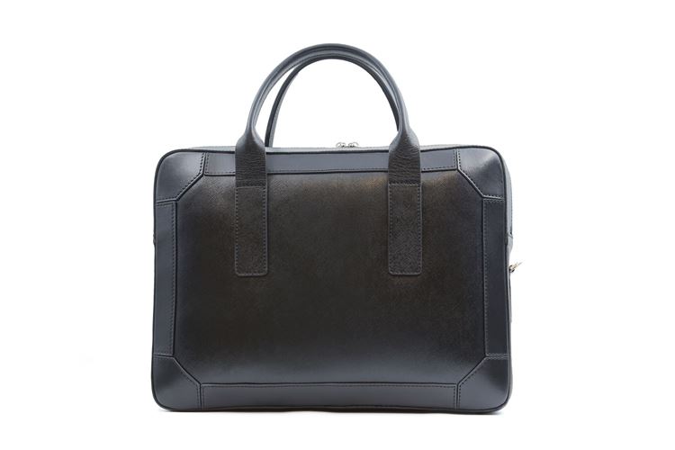 نمای پشت کیف اداری چرم طبیعی کد 1183 با دوخت تمیز و چرم طبیعی بافت‌دار