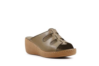 صندل تمام چرم زنانه مدل مژده برند بهشتیان نمای سه رخ – طراحی شیک و چرم طبیعی	