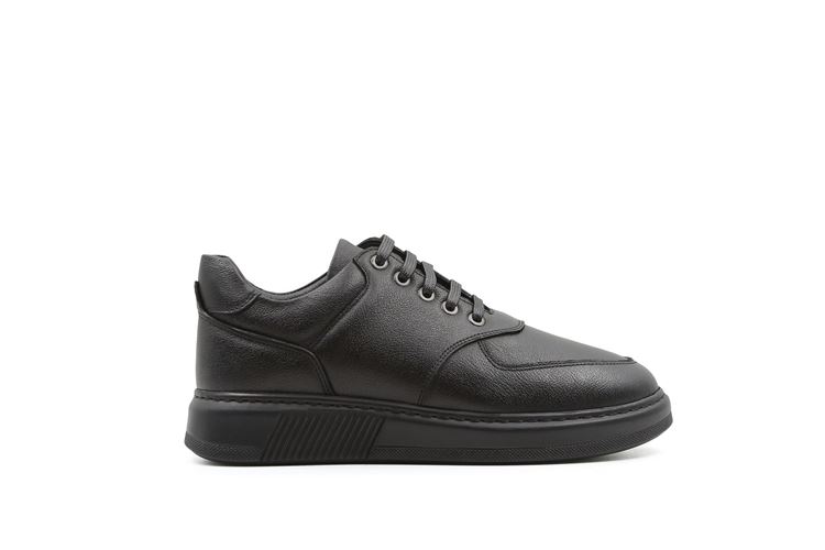 نمای نیم‌رخ کفش زنانه ترزا بهشتیان با طراحی بنددار