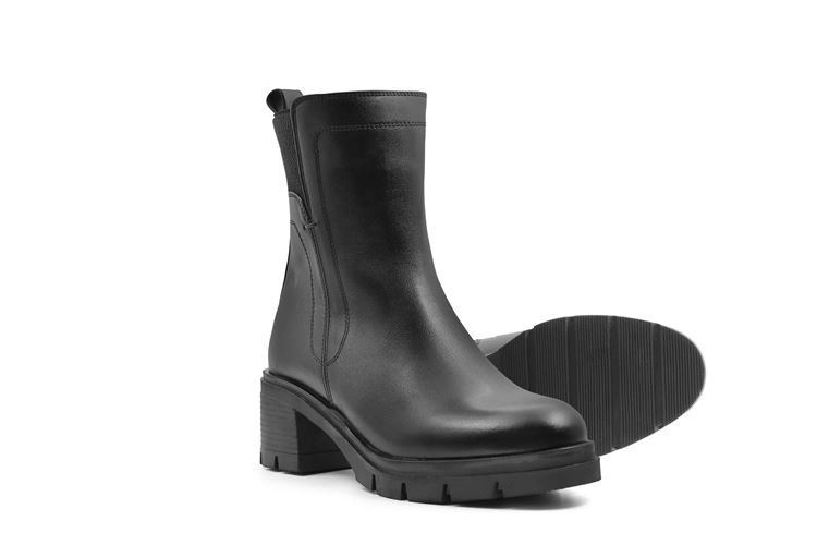 عکس نیم بوت زنانه چرم طبیعی 0018 بهشتیان – نمای زاویه‌دار جلویی و کف زیره