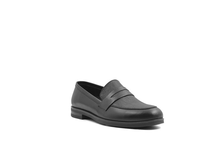 نمای سه‌ربع از کفش زنانه مدل کایلین – زیره TPU و طراحی کلاسیک