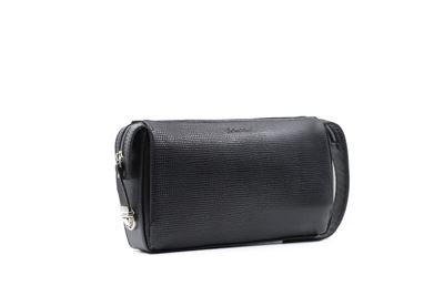 نمای نیم‌رخ کیف چرم طبیعی کد ۳۷۷ بهشتیان با دوخت محکم و چرم بافت‌دار