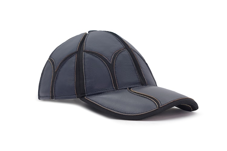 کلاه نقاب‌دار بهشتیان مدل لدورا از نمای سه رخ روی سر	