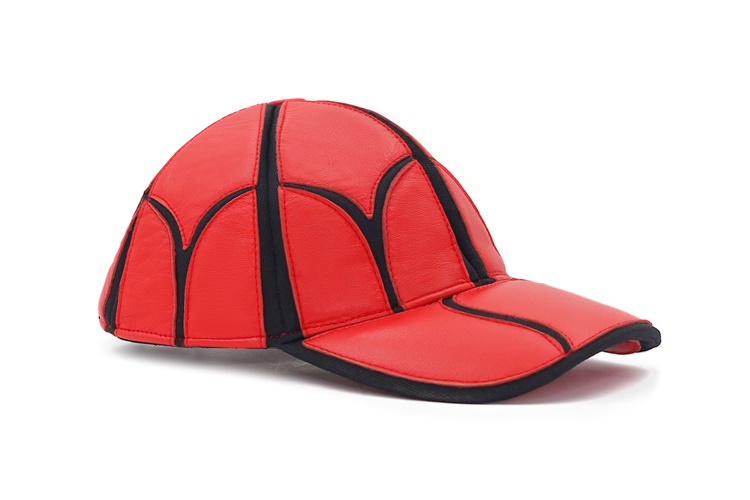 کلاه نقاب‌دار بهشتیان مدل لدورا از نمای سه رخ روی سر	