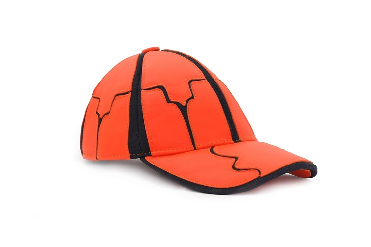 کلاه نقاب‌دار بهشتیان مدل لدورا از نمای سه رخ روی سر	